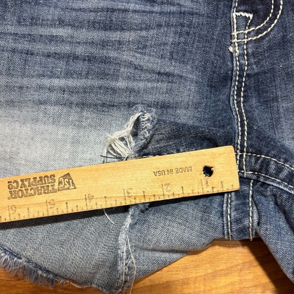 Vigoss The Chelsea Shorts  Women’s Size 11/12 Mid rise Medium Wash Distressed - Picture 5 of 5